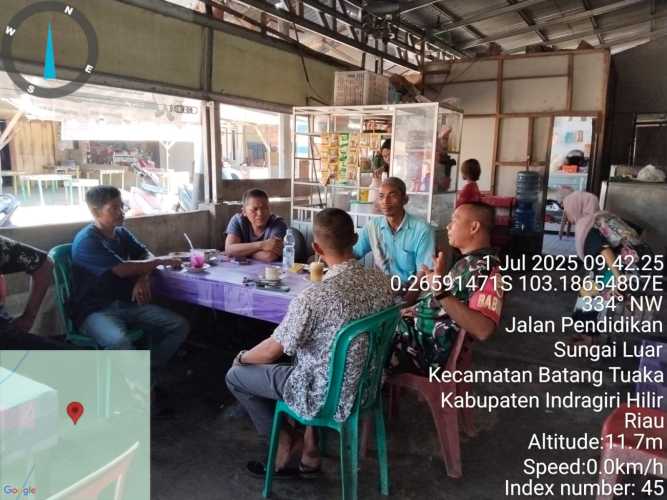 Babinsa Koramil 12/Batang Tuaka  Lakukan Komsos dengan Masyarakat Desa Sungai Luar