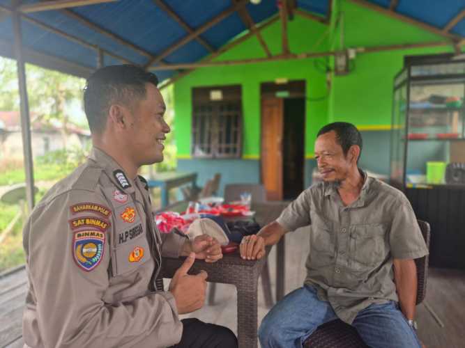 Wujudkan Desa Aman dan Kondusif, Aksi Door To Door Bhabinkamtibmas Banjir Apresiasi Warga Pelangiran