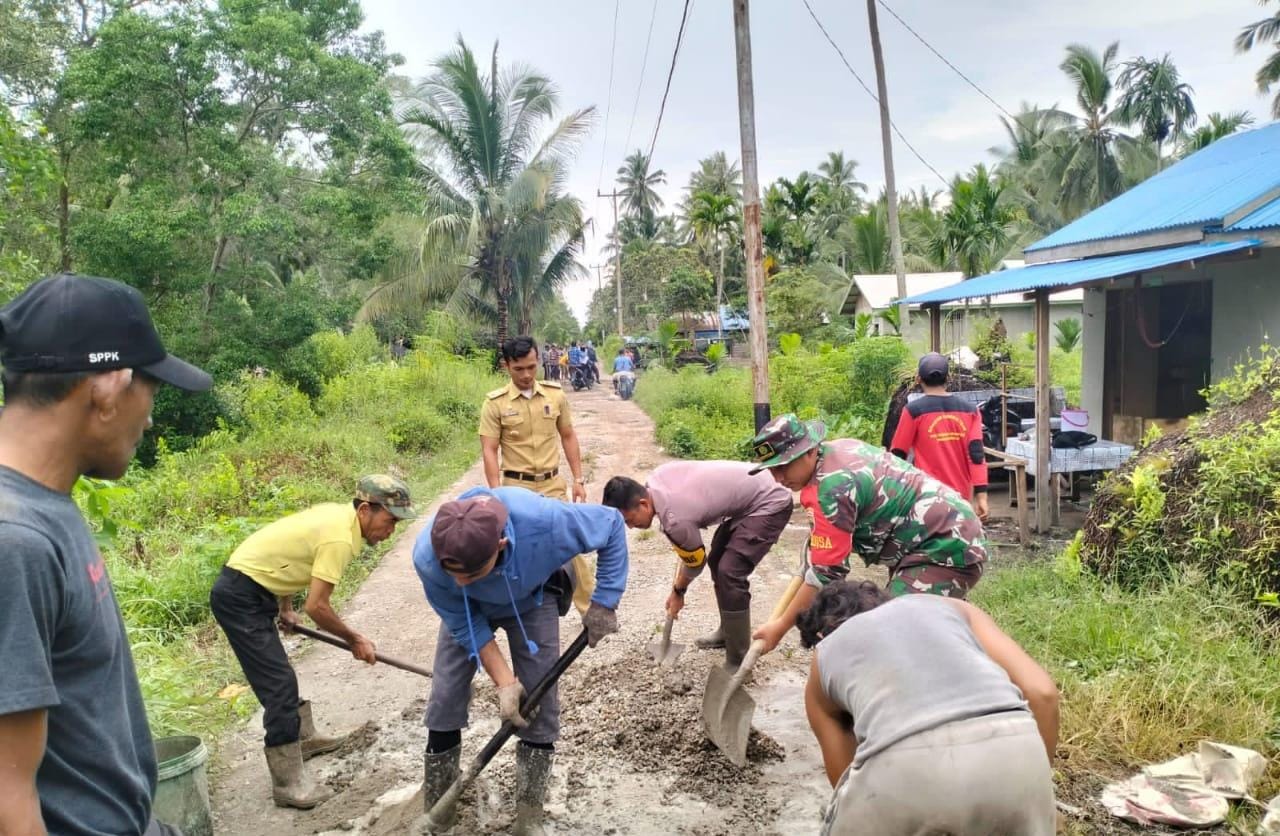 Babinsa Gas Gotong Royong Perbaikan Jalan