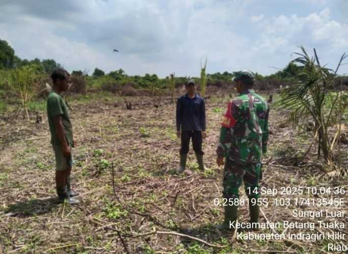 Babinsa Koramil 12/Batang Tuaka Perkuat Tapal Batas, Edukasi Warga Tentang Kelestarian Lingkungan