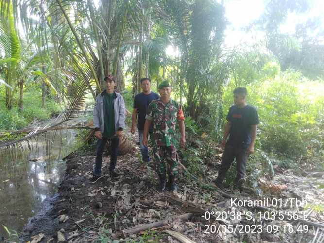 Gencarkan Patroli Karlahut Babinsa Pekankamis Ajak Warga