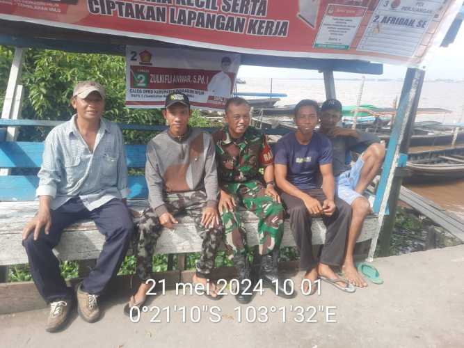 Di Pelabuhan Lintas Enok, Babinsa Berikan Saran Hemat Listrik