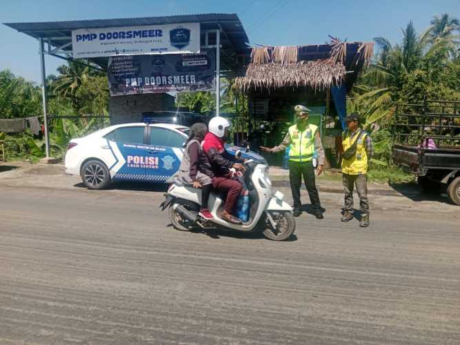 Satlantas Polres Batu Bara Kawal Kelancaran Arus Lalu Lintas di Lokasi Perbaikan Jalan Simpang Gambus