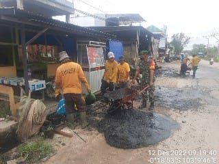 Serda Rusmawan Bersama Warga dan DLHK Bersihkan Drainase