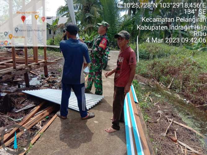 Babinsa Membantu Pembangunan Rumah Masyarakat