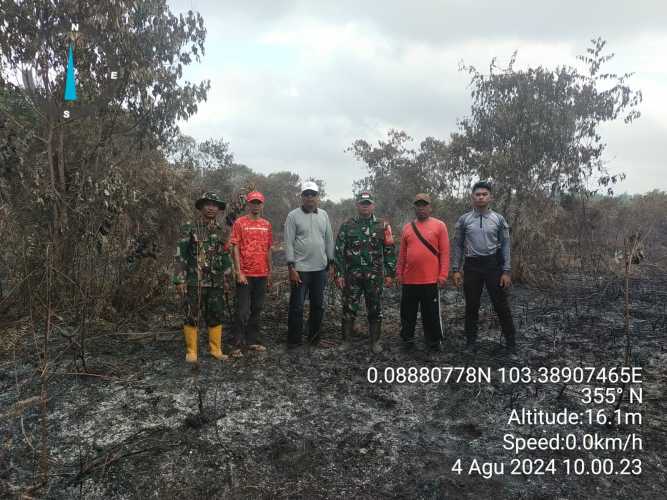 Babinsa Mandah Lakukan Pendinginan Karhutlah di Desa Igal