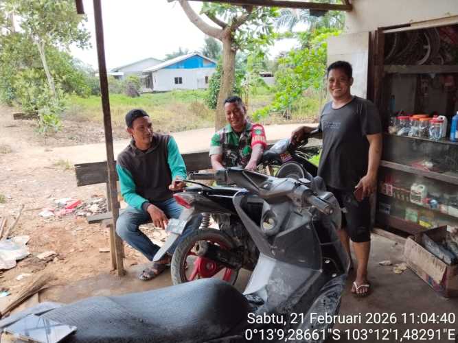 Babinsa Sungai Dusun Intensifkan Kebersihan Lingkungan di Bulan Puasa