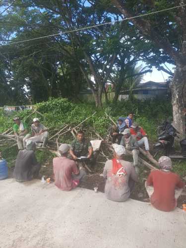 Babinsa Kelurahan Tembilahan Hulu Barat Arahkan Buruh Faktor Keamanan Kerja