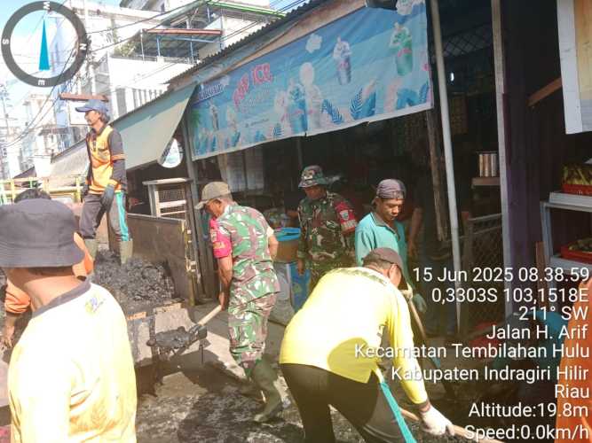 Babinsa Serda Ronal Manalu Turun Langsung Jaga Kebersihan Lingkungan