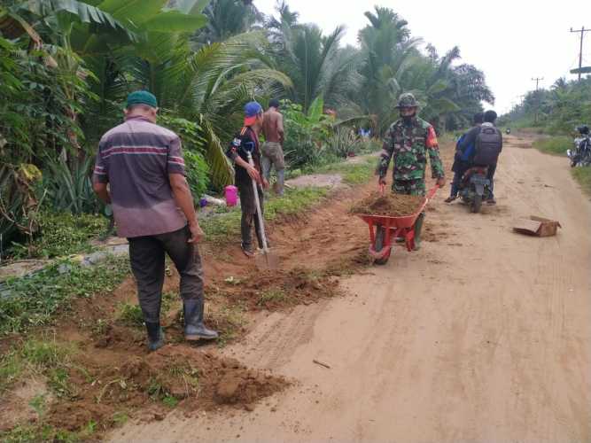 Babinsa Koramil 01/Tembilahan Ajak Warga Gotong Royong Perbaiki Jalan Desa
