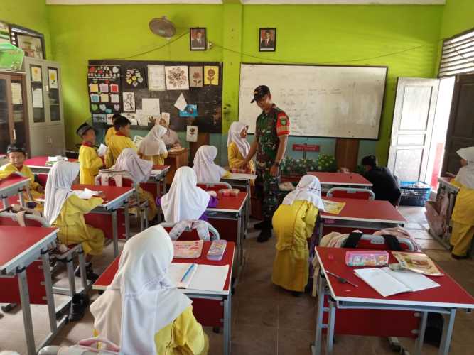 Babinsa Koramil Tembilahan Hulu Dampingi Tim SPPG Salurkan Makan Bergizi Gratis di Bulan Ramadhan