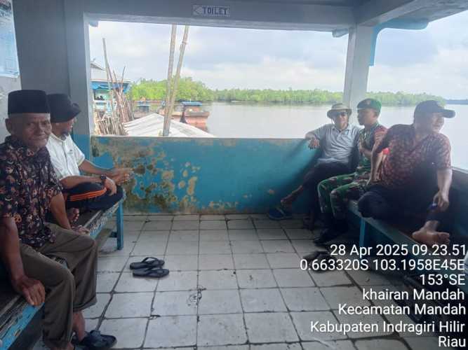 Babinsa Koramil 08/Mandah Lakukan Deteksi Dini Kerawanan Sosial Melalui Komsos Rutin
