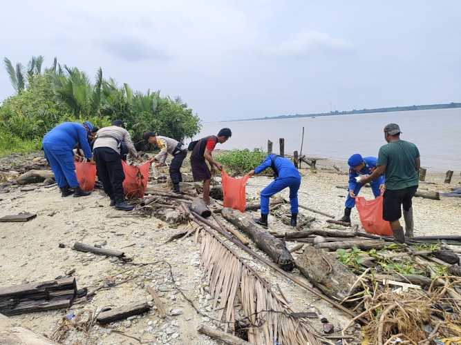 Satpolairud Polres Inhil Gelar Program JALUR: Bersih-Bersih Sungai Indragiri Bersama Masyarakat
