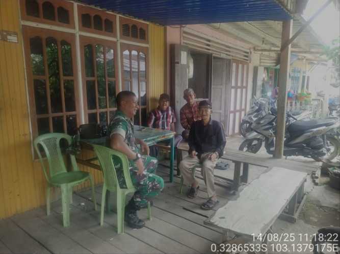 Babinsa Koramil 12/Batang Tuaka Kodim 0314/Inhil Aktif dalam Kegiatan Komsos, Inisiasi Kebersihan Lingkungan di Desa Sungai Dusun