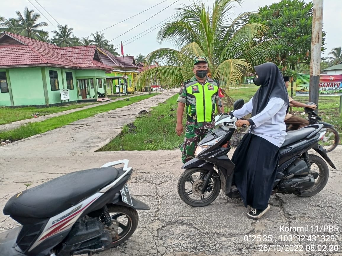 Serda Yulihendra   Babinsa Koramil 11/Pulau Burung Saran Protokes Kepada Pengguna Jalan