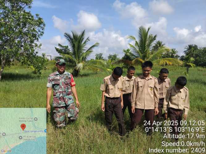 Babinsa Koramil 12/Batang Tuaka  Edukasi Pelajar dalam Upaya Pencegahan Karhutla di Sungai Piring