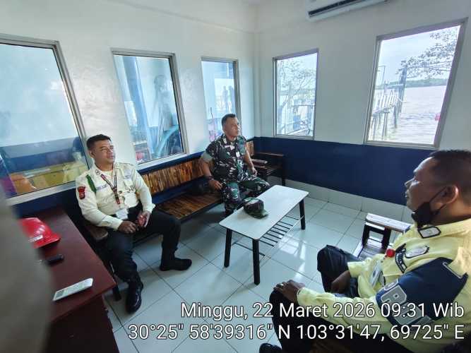 Babinsa Pulau Burung Perkuat Keharmonisan dengan Sekuriti Perusahaan Lewat Komunikasi Sosial