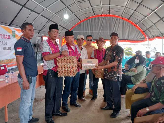 Ikatan Keluarga Batak Riau Inhil Peduli Kasih Melalui Jumat Barokah  Salurkan Bantuan Kepada Korban Tanah Longsor