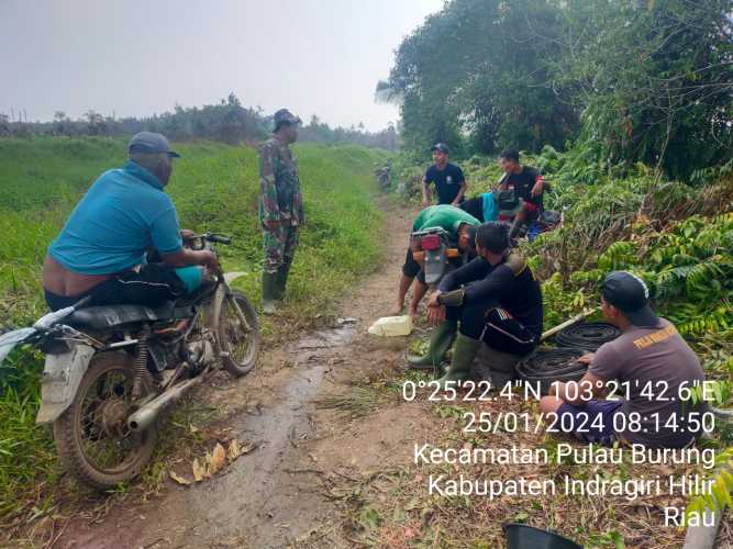 Cegah Banjir,Serda Ahamd Feri Lakukan Pengecekkan Drainase Jalan Desa