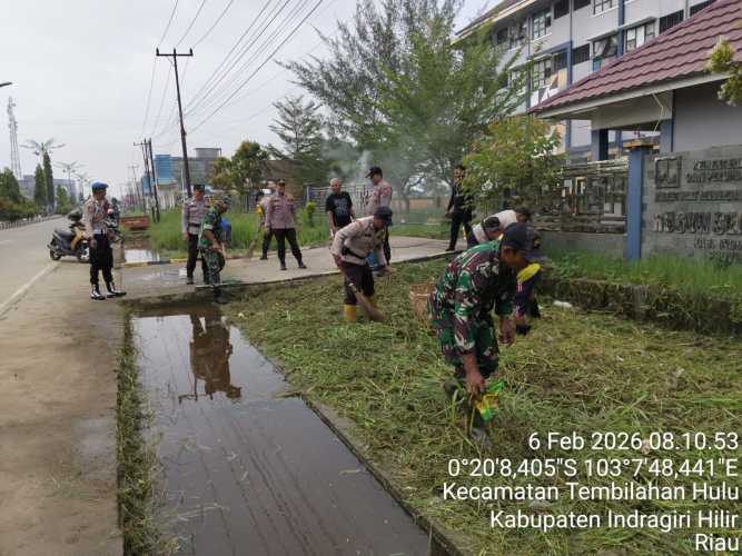 Bersihkan Lingkungan, Koramil 01/Tembilahan dan Polsek Tembilahan Hulu Goro di Rusun