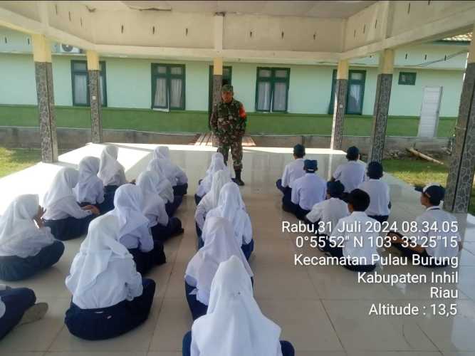 Di hadapan Para Siswa SMP, Sertu Siswanto Asah Puanter Dalam Edukasi Wasbang