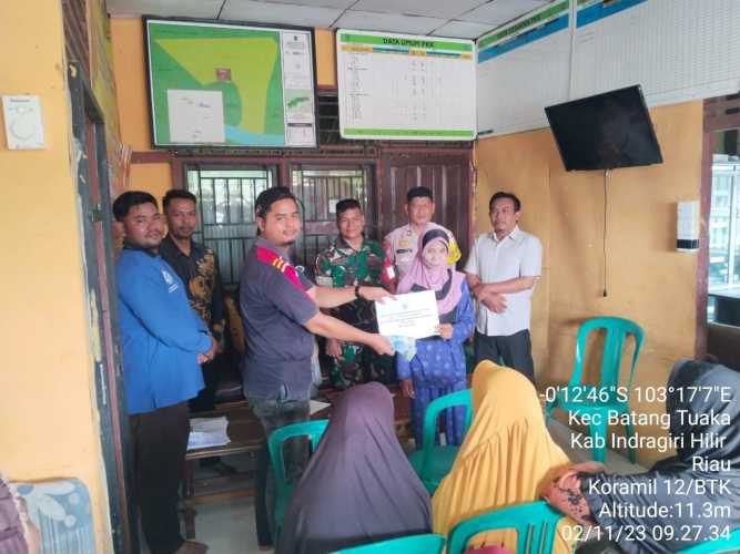 Babinsa Gemilang Jaya Dampingi Penyaluran Bantuan Masyarakat Kurang Mampu