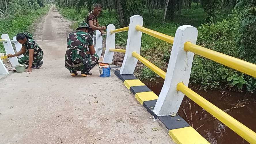 Babinsa Koramil 11/Pulau Burung Selesaikan Perawatan Jembatan di Desa Karya Tunas Jaya dalam Program TMMD ke-123 Kodim 0314/Inhil