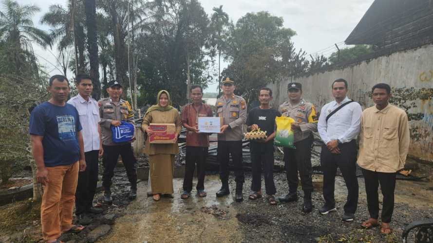 Peduli Korban Musibah Kebakaran Rumah, Polsek Kempas bersama Pemdes Pekan Tua Berikan Bantuan Sosial.