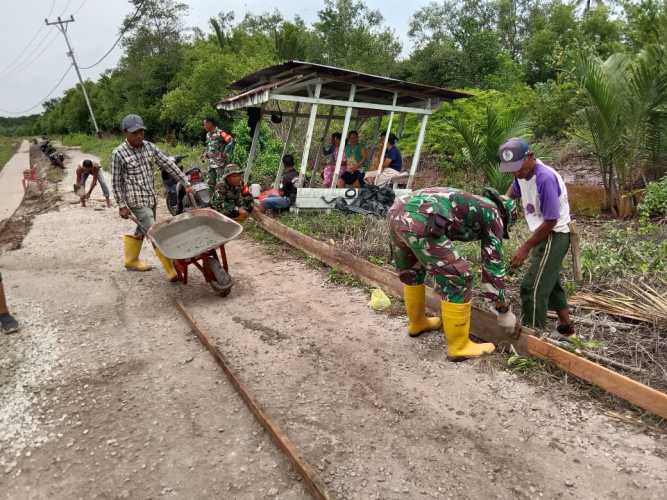 Dengan semangat,Babinsa dan Masyarakat Berduyun duyun Lakukan Pengerasan Jalan