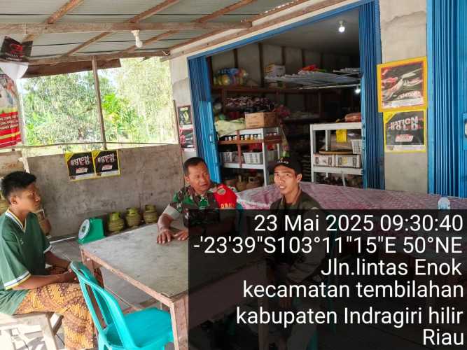 Babinsa Koramil 01/Tembilahan Kodim 0314/Inhil Lakukan Komsos dengan Masyarakat di Parit Lajar