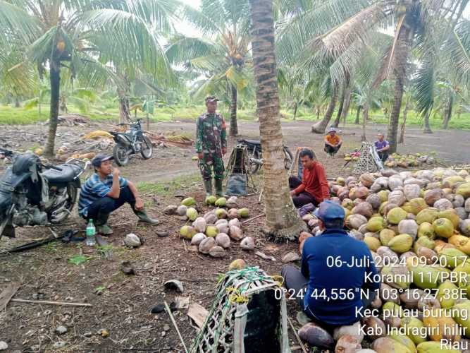 Serda Hendra Kardi Bersama Petani Bahas Sistem Jual Beli Kelapa