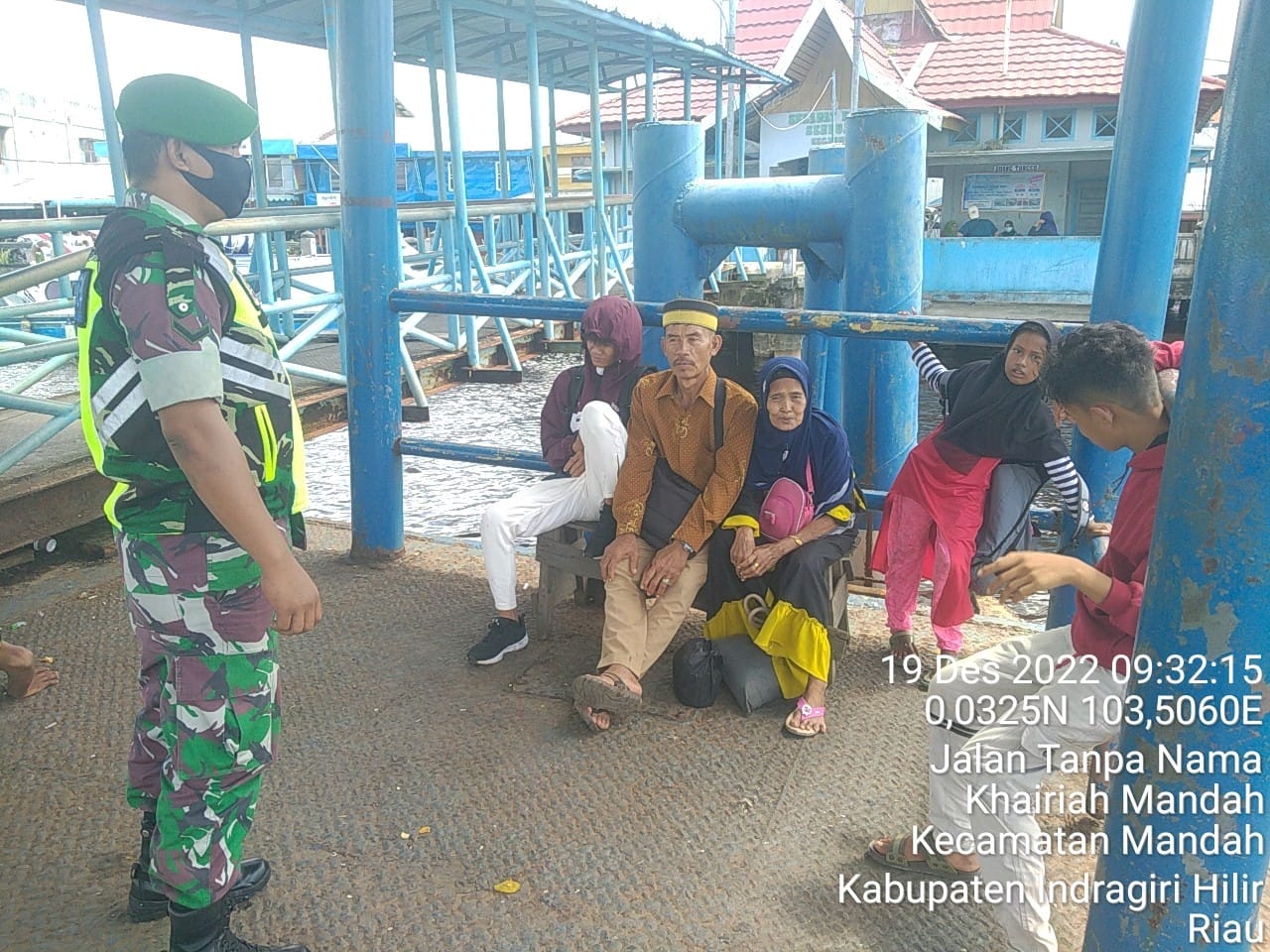 Babinsa  Mandah Patroli Ketertiban di Pelabuhan