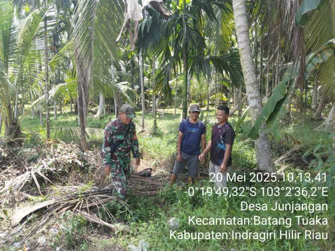 Babinsa Koramil 12/Batang Tuaka Jadi Pahlawan Tangguh Penjaga Bumi dari Si Jago Merah