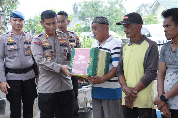 Polres Inhil Gotong Royong di Rumah Ibadah dan Beri Bansos kepada Masyarakat Kurang Mampu