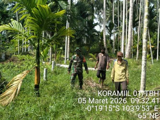 Babinsa Serka Jondri Pimpin Patroli Tapal Batas Kelurahan Sungai Beringin, Perkokoh Kemanunggalan TNI dengan Rakyat