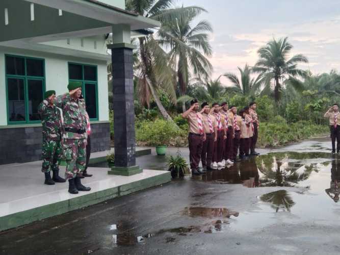 Sertu Januar Effendi Lakukan Pembinaan Kepada Siswa Sekolah dengan Upacara