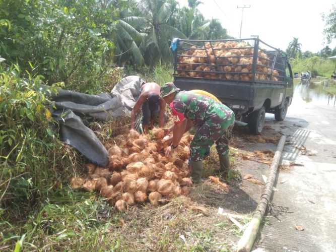 Babinsa Sungai Luar Perhatikan Keamanan Para Pelaku Usaha