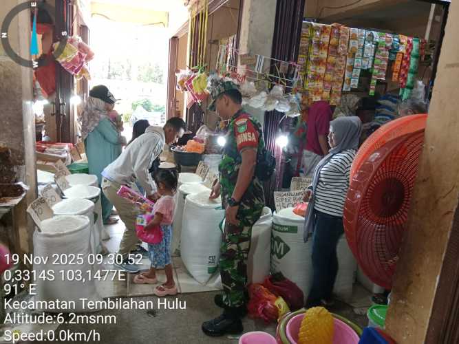 Babinsa laksanakan pengecekan pasar rakyat dalam menjaga Kamtibmas