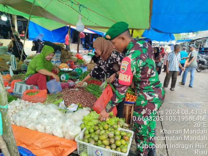 Babinsa Mandah Lakukan Patroli Stabilitas Harga Sembako