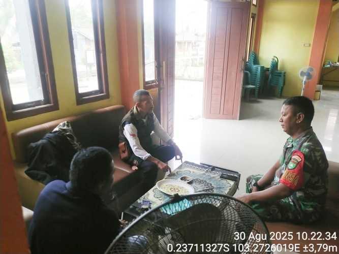 Babinsa Sertu Pernando Perkuat Sinergi dengan Pemerintah Desa melalui Komsos