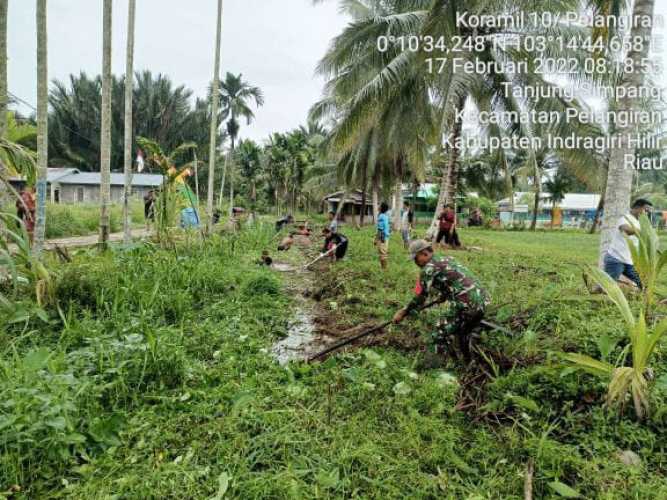 Babinsa Membangun Kepedulian Warga Akan Lingkungannya