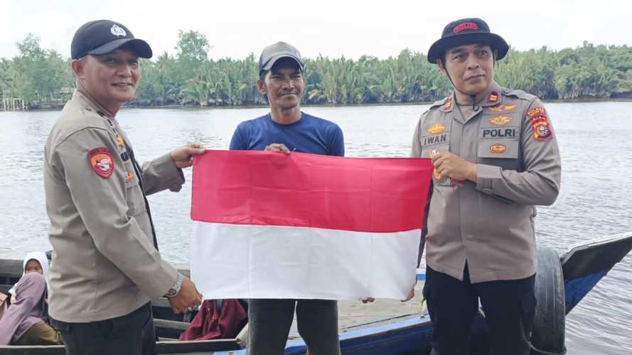Kapolsek Pelangiran Bagikan Bendera Merah Putih Dukung Ekspedisi Merah Putih Presisi 2026