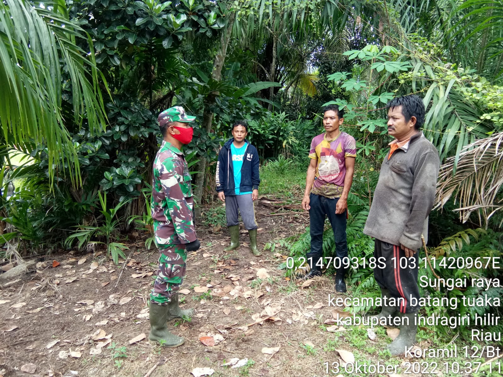 Serka Hepi Martison Babinsa Koramil 12/Batang Tuaka Hindarkan Gangguan Kesehatan Pernafasan