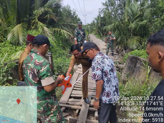 Babinsa Sertu Januar Dampingi Tim ZIBANG Kodam XIX/TT Survei Jembatan Penghubung Sialang Jaya–Sungai Piring