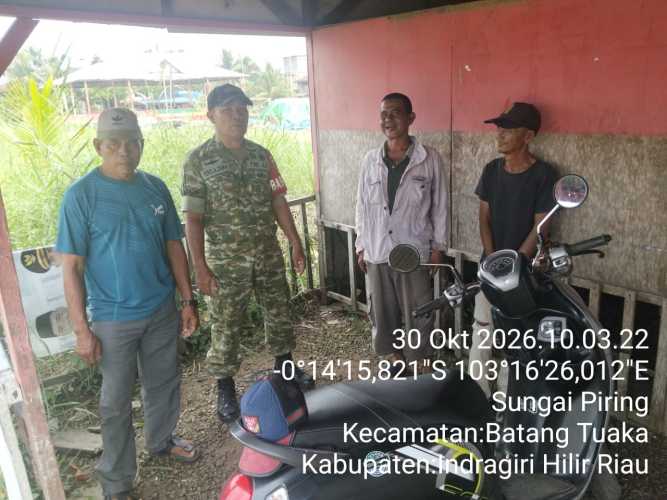 Babinsa Koramil 12/Batang Tuaka Himbau Warga Sungai Piring Waspadai Kabut Asap dan Utamakan Keselamatan di Perairan