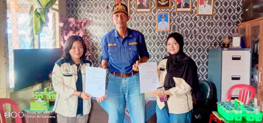 Kepala Desa Perigi Raja Serahkan Surat Keterangan Penelitian kepada Mahasiswa UNRI Pekanbaru