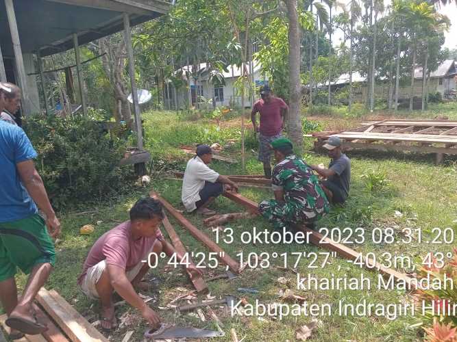 Babinsa Rehab Rumah Warga Kurang Mampu