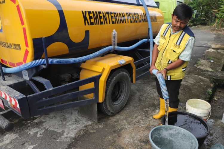 Pemerintah Optimalkan Distribusi Air Bersih bagi Warga Terdampak Banjir dan Longsor di Padang Pariaman