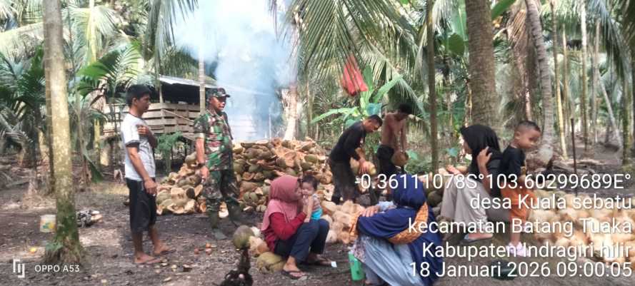 Babinsa Koramil 12/Batang Tuaka Anjangsana ke Petani Kelapa, Dorong Kebersamaan dan Kesejahteraan Warga Desa Kuala Sebatu