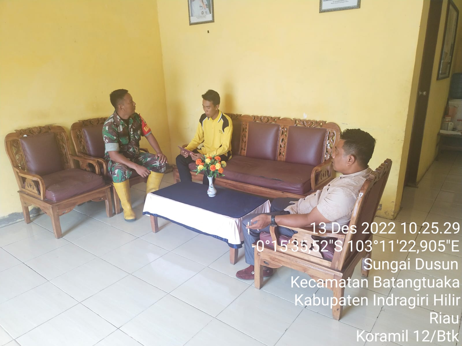 Babinsa Sungai Dusun Membantu Warga Dalam Pembuatan KK,KTP,dan BPJS